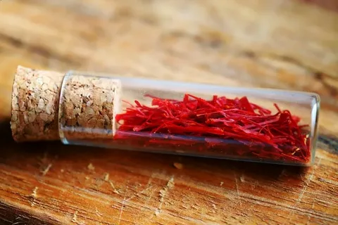 تصویر 2 از زعفران رضوی اعلا با رنگ‌ دهی قوی و رایحه‌ ای ماندگار برای غذا و دمنوش